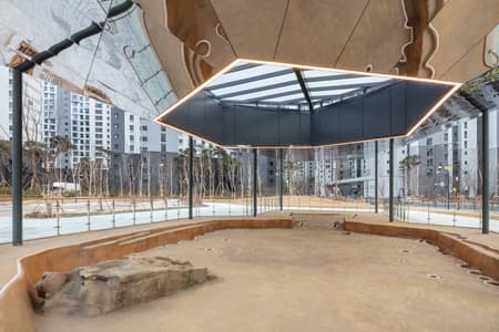 Floating Ground: A Landmark that Disappears